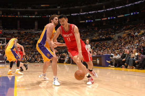 受瞩目的两 受瞩目的两